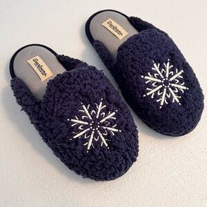 Dearfoams Cozy Comfort Women's Slip On Slippers - Small (5-6) Snowflakes NWOT
